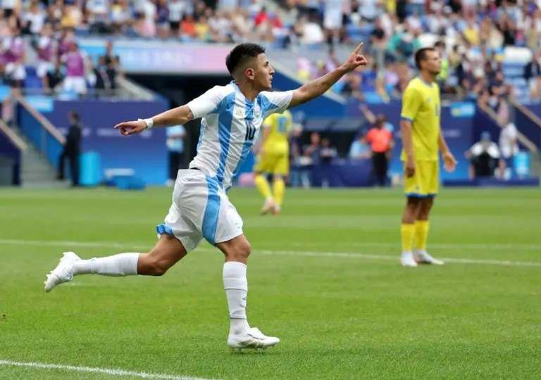     Ukraina vs Argentina 0-2: Thiago Almada menyumbang satu gol untuk Albiceleste dan membawa Tim Tango lolos ke perempat final OIimpiade Paris 2024 (fifa.com)