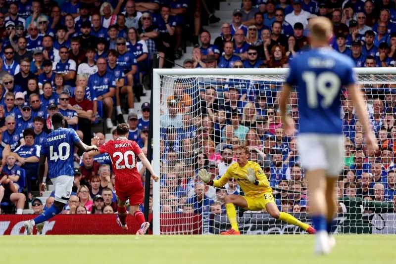     Ipswich Town vs Liverpool 0-2: Diogo Jota mencetak gol pembuka Liverpool usai menerima umpan dari Mohamed Salah (premierleague.com)