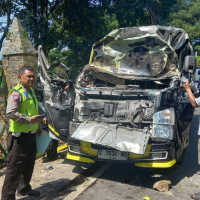 Isuzu Elf Seruduk Motor di Kawasan Wisata Bromo, 2 Tewas dan 8 Luka-luka