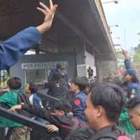 Demo Tolak RUU Pilkada, Massa Jebol Gerbang Gedung DPR