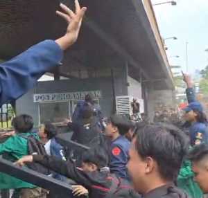 Demo Tolak RUU Pilkada, Massa Jebol Gerbang Gedung DPR
