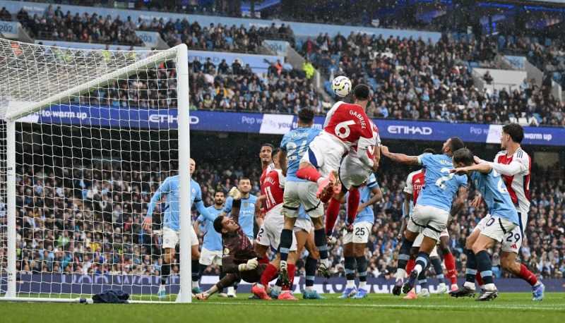     Manchester City vs Arsenal: Tandukan Gabriel Magalhaes membawa Arsenal berbalik unggul 2-1 atas Manchester City (premierleague.com)