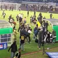 Rusuh Usai Duel Persib vs Persija, Bobotoh Serbu Steward di Lapangan