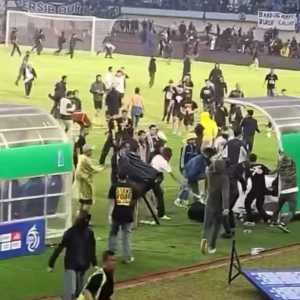 Rusuh Usai Duel Persib vs Persija, Bobotoh Serbu Steward di Lapangan