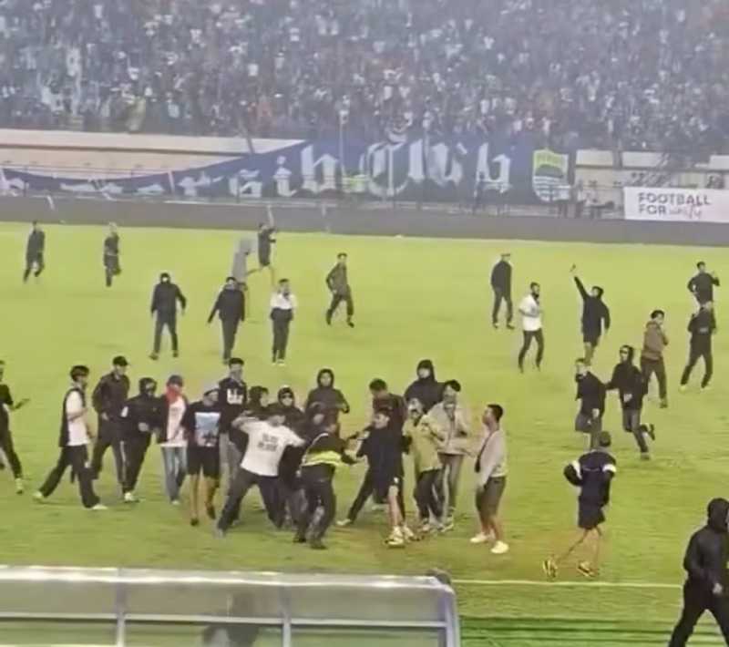     Kerusuhan bobotoh usai laga Persib Bandung vs Persija Jakarta di Stadion Si Jalak Harupat, Kabupaten Bandung