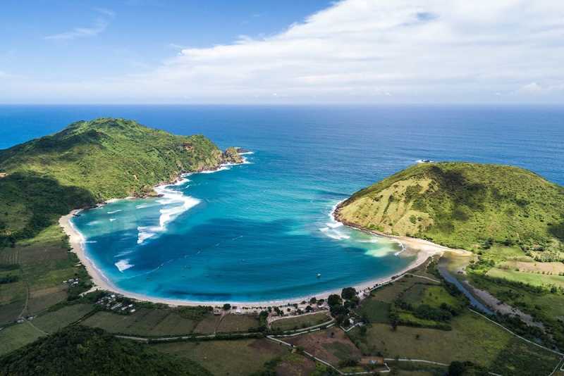     Destinasi wisata di Mandalika: Pantai Kuta