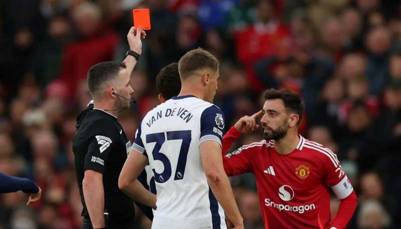     Manchester United vs Tottenham Hotspur: Bruno Fernandes menerima kartu merah usai menekel pemain Hotspurs (premierleague.com)