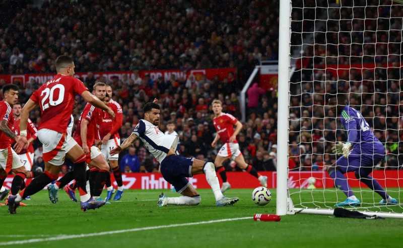     Manchester United vs Tottenham Hotspur: Dominic Solanke mencetak gol ketiga Hotspur ke gawang Setan Merah (premierleague.com)