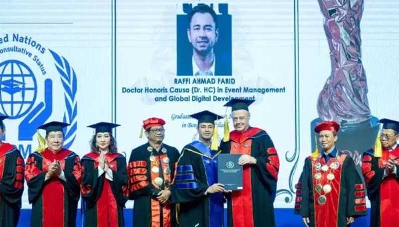     Raffi Ahmad baru saja mendapatkan gelar doktor kehormatan alias Doktor Honoris Causa dari Universal Institute of Professional Management atau UIPM (@raffinagita1717)