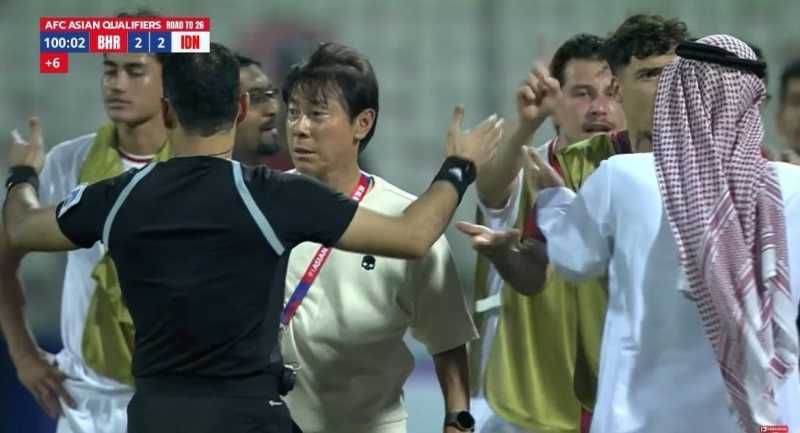     Pelatih Shin Tae-yong protes keputusan wasit Ahmed Al Kaf yang menambah waktu injury time hingga Bahrain mencetak gol penyeimbang (Ist)