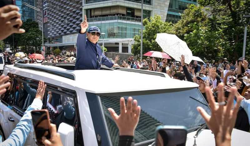     Prabowo Subianto menunggang MV3 Garuda Limousine usai dilantik sebagai Presiden ke-8 RI (Pindad)