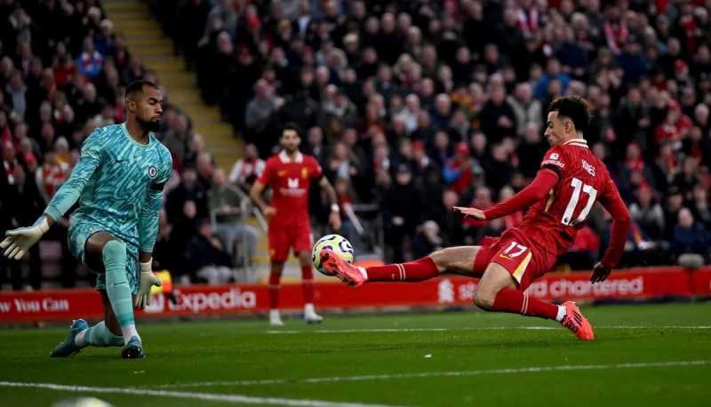     Liverpool vs Chelsea: Curtis Jones menjadi bintang kemenangan The Reds usai mencetak satu gol dan satu asis, termasuk gol yang memastikan kemenangan bagi Liverpool (premierleague.com)