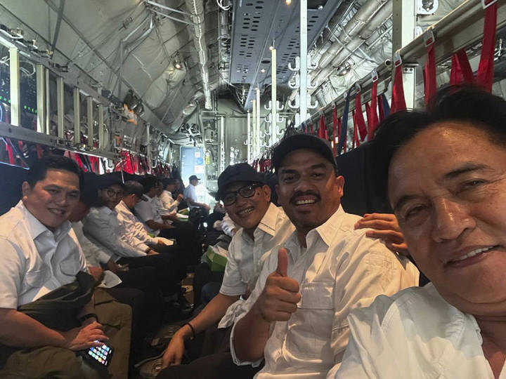     Menteri Koordinator (Menko) Bidang Hukum, HAM, Imigrasi dan Pemasyarakatan, Yusril Ihza Mahendra bersama para menteri saat naik Hercules ke Magelang (@yusrilihzamhd / Instagram)