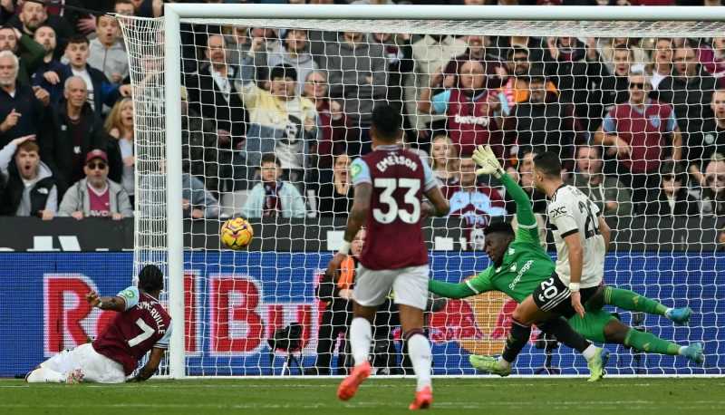     West Ham United vs Manchester United: Crysensio Summerville mencetak gol pertama ke gawang Man United di menit 74  (premierleague.com)