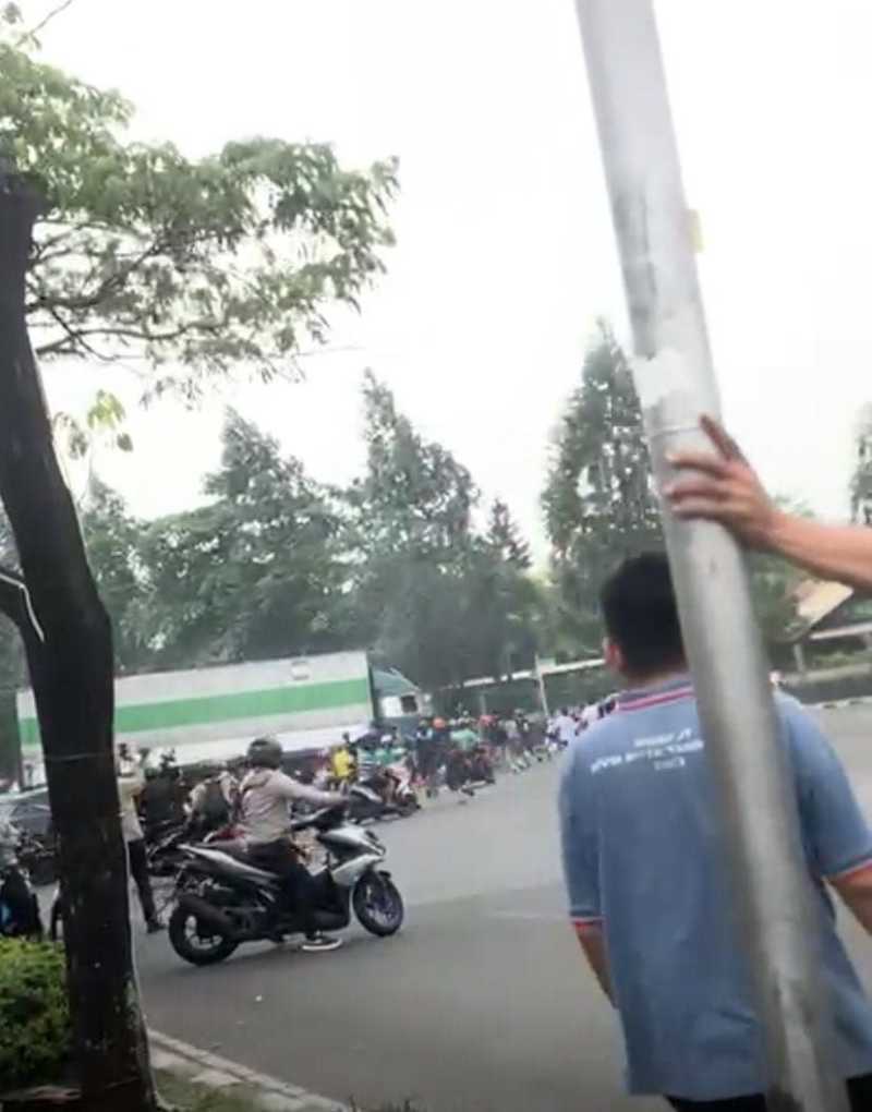 Massa menghentikan aksi sopir truk ugal-ugalan yang tabraki mobil-motor di Cipondoh Kota Tangerang (ist)