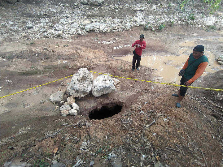     Lubang misterius menyedot air Sungai Kalisat Tenggong di Blitar, Jawa Timur hingga kering (Ist)