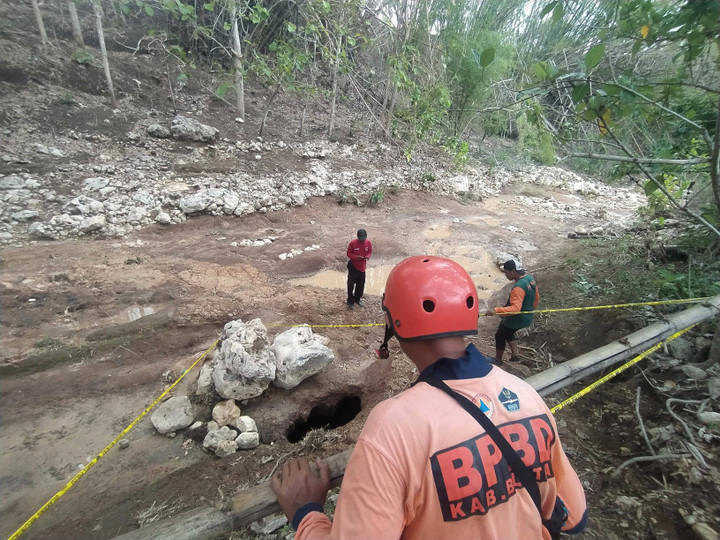     Lubang misterius menyedot air Sungai Kalisat Tenggong di Blitar, Jawa Timur hingga kering (Ist)