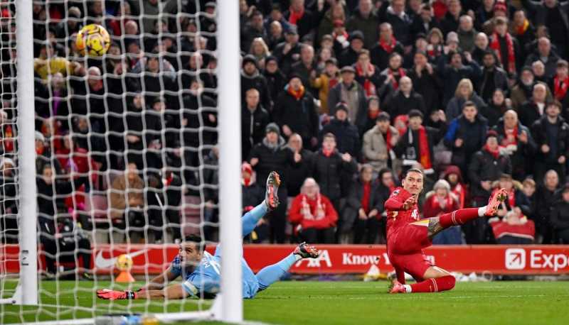     Liverpool vs Aston Villa: Darwin Nunez mencetak gol pertama bagi Liverpool usai menerima umpan dari Mohamed Salah (premierleague.com)