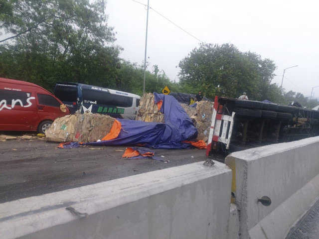     Kecelakaan beruntun di Tol Cipularang, sebuah truk terguling (Istimewa)