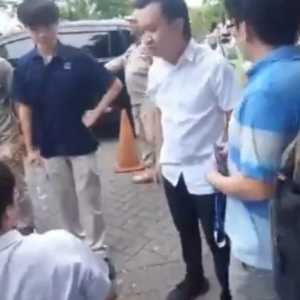 Viral Pria Paksa Siswa SMAK Gloria 2 Sujud Minta Maaf dan Gonggong, Ini Masalahnya