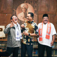 Relawan Pasang Spanduk Anies Berdampingan dengan Pramono-Rano, Bentuk Dukungan Anies?