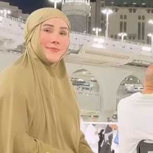 Heboh Isa Zega Berhijab Saat Umroh di Arab Saudi