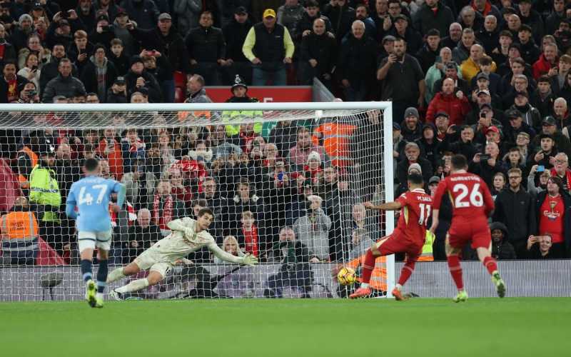     Liverpool vs Manchester City: Mo Salah mencetak gol kedua The Reds dari titik penalti (premierleague.com)