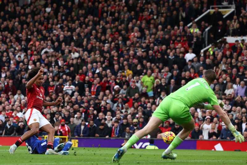     Manchester United vs Everton: Joshua Zirkzee mencetak brace dalam pertandingan ini saat Setan Merah menang telak 4-0 atas Everton (premierleague.com)