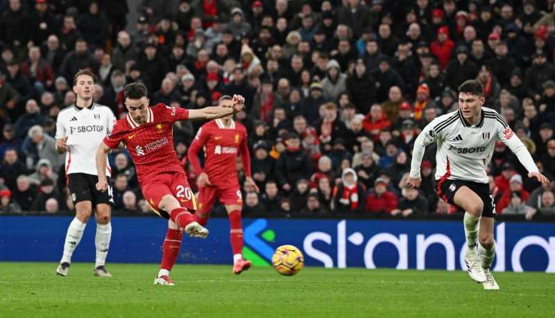     Liverpool vs Fulham: Diogo Jota menyelamatkan The Reds dan mencetak gol untuk menyamakan skor menjadi 2-2 (premierleague.com)