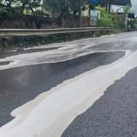 Truk Tangki Berisi Cairan Kimia Bocor di Jalan di Bandung Barat, 150 Kendaraan Rusak