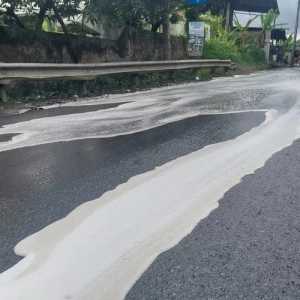 Truk Tangki Berisi Cairan Kimia Bocor di Jalan di Bandung Barat, 150 Kendaraan Rusak