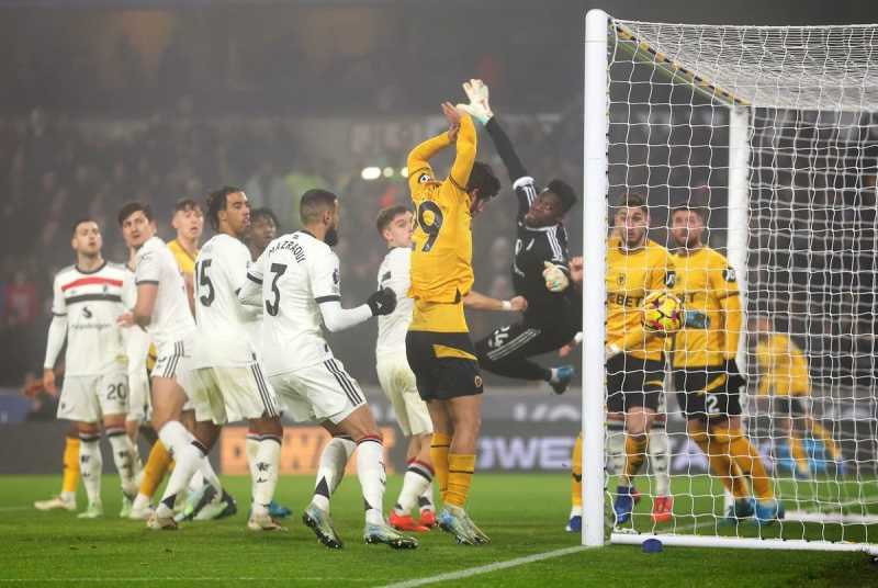     Wolverhampton Wanderers vs Manchester United: gol Matheus Cunha dari sepakan pojok membawa Wolves unggul (premierleague.com)