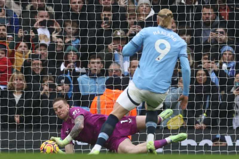     Manchester City vs Everton: Jordan Pickford menggagalkan tendangan penalti Erling Haaland (premierleague.com)