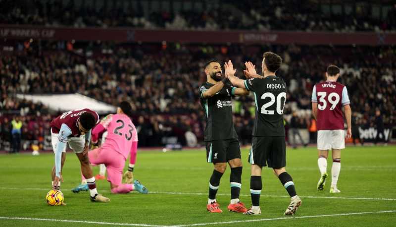     West Ham United vs Liverpool: Selebrasi Mohamed Salah dan Diogo Jota usai The Reds menang 5-0 atas West Ham (premierleague.com)