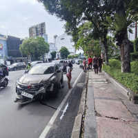 Honda CRV Tabrak Motor-Becak di Surabaya, 1 Orang Tewas