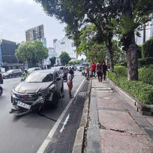 Honda CRV Tabrak Motor-Becak di Surabaya, 1 Orang Tewas