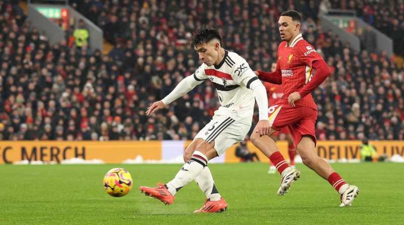     Liverpool vs Manchester United: Lisandro Martinez mencetak gol pertama Man United ke gawang The Reds (premierleague.com)