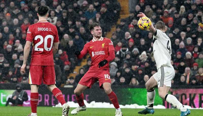     Liverpool vs Manchester United: Matthijs de Ligt melakukan handsball dan wasit memberikan hadiah penalti bagi Liverpool (premierleague.com)