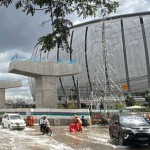 Jalan Depan JIS Terendam Banjir Rob