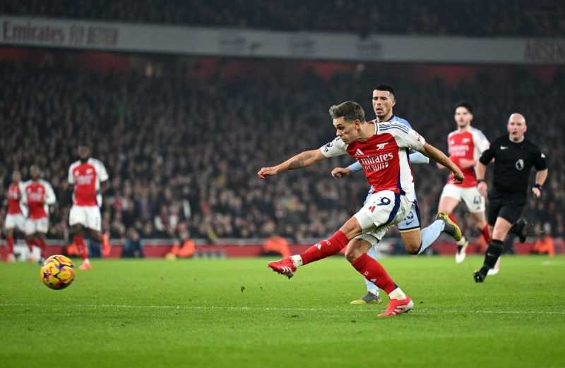     Arsenal vs Tottenham Hotspur: Gol Leandro Trossard membawa The Gunners berbalik unggul dan memastikan kemenangan atas Hotspur (premierleague.com)