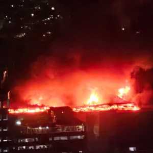 Damkar Evakuasi 4 Korban Tewas dari Lantai 8 Glodok Plaza, Belum Teridentifikasi