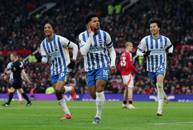     Manchester United vs Brighton & Hove Albion: Giorginio Rutter dan Kaoru Mitoma merayakan gol ke gawang Manchester United (premierleague.com)