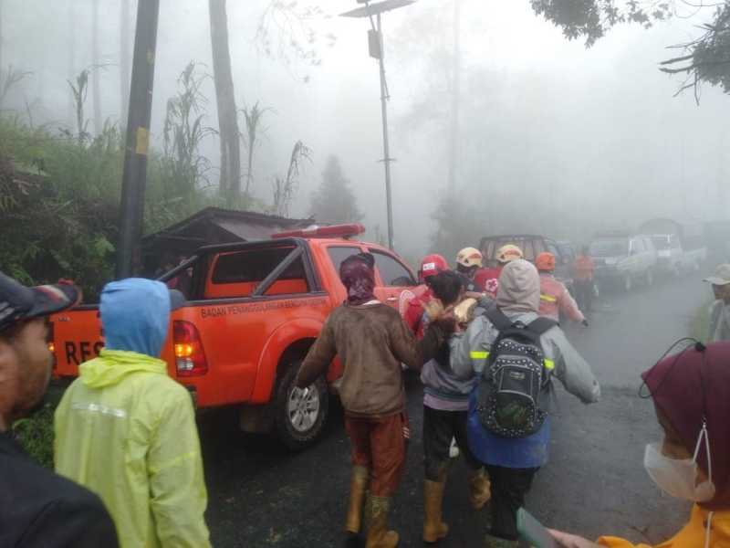     Tim gabungan evakuasi korban banjir bandang dan tanah longsor di Pekalongan, Jawa Tengah (BNPB)