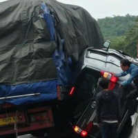 Kecelakaan di Tol Cipularang: Truk Pecah Ban, Hantam Avanza Sampai Gepeng Terhimpit