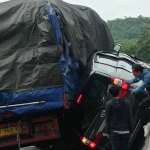 Kecelakaan di Tol Cipularang: Truk Pecah Ban, Hantam Avanza Sampai Gepeng Terhimpit