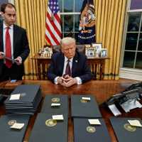 Jadi Presiden AS, 11 Gebrakan Donald Trump: Cuma Akui 2 Jenis Kelamin, CLBK ke China