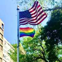 Cuma Akui 2 Jenis Kelamin, Donald Trump Larang Bendera Pelangi Berkibar di Kedutaan