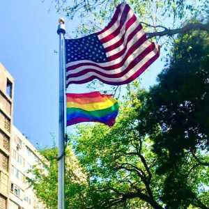 Cuma Akui 2 Jenis Kelamin, Donald Trump Larang Bendera Pelangi Berkibar di Kedutaan