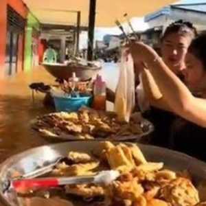Viral Penjual Gorengan Tetap Jualan di Tengah Banjir di Kalimantan Barat