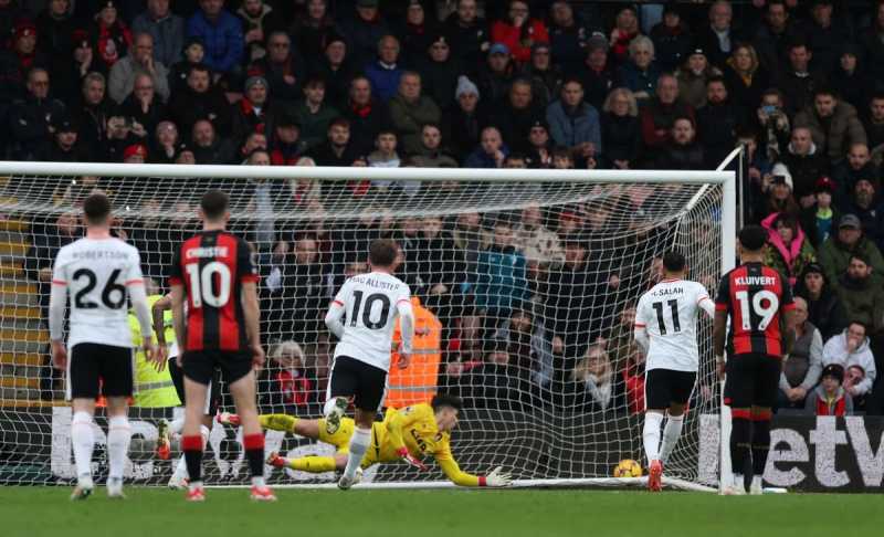     Bournemouth vs Liverpool: Mohamed Salah membuka skor bagi Liverpool lewat tendangan penalti (premierleague.com)